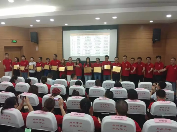 司令們?yōu)閮?yōu)秀的小伙伴頒獎(jiǎng)